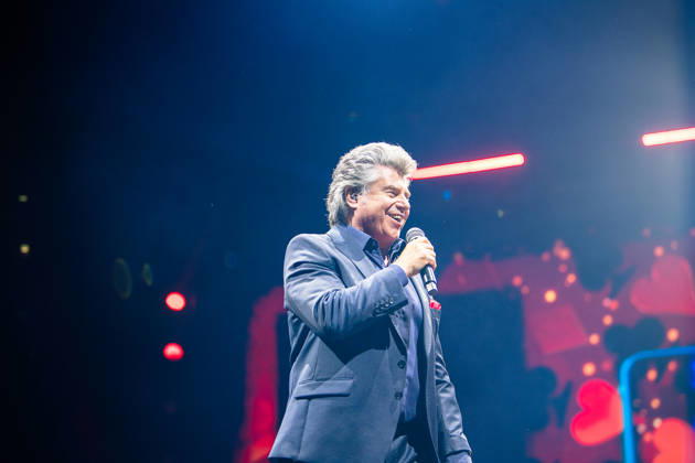 Andy Borg singt mit Mikrofon auf der Bühne der Schlagernacht des Jahres 2026 in der LANXESS arena, umgeben von bunten Lichteffekten. Köln, Lanxess Arena NRW DE