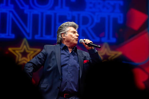 RECORD DATE NOT STATED Andy Borg singt mit Mikrofon auf der Bühne bei der Schlagernacht des Jahres in der ausverkauften LANXESS arena. Köln, Lanxess Arena NRW DE