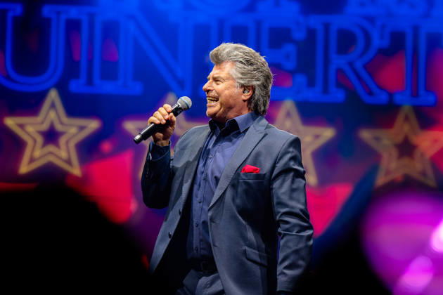 RECORD DATE NOT STATED Andy Borg singt in blauem Anzug mit Mikrofon auf der Bühne vor beleuchtetem Hintergrund mit Stern-Motiven bei der Schlagernacht des Jahres 2026. Köln, Lanxess Arena NRW DE