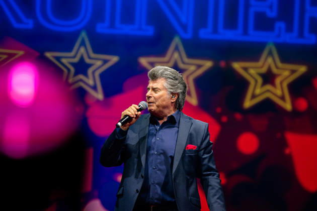 RECORD DATE NOT STATED Andy Borg steht mit Mikrofon vor einer Bühne mit Stern-Dekoration und farbigen Lichtreflexen bei der Schlagernacht des Jahres in der LANXESS arena. Köln, Lanxess Arena NRW DE