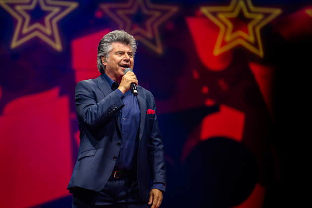 RECORD DATE NOT STATED Andy Borg performt auf der Bühne vor einer beleuchteten Stern-Dekoration bei der Schlagernacht des Jahres in der LANXESS arena Köln, Lanxess Arena. NRW DE