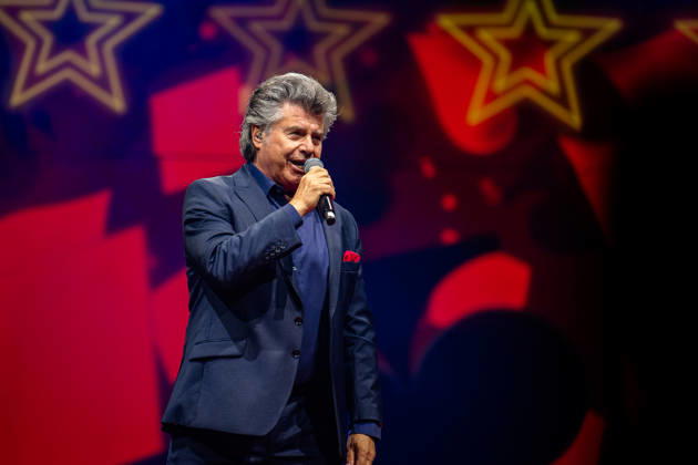 RECORD DATE NOT STATED Andy Borg steht mit Mikrofon auf der Bühne vor einem farbigen Hintergrund mit Sternmotiven bei der Schlagernacht des Jahres 2026 in der Kölner LANXESS arena. Köln, Lanxess Arena NRW DE