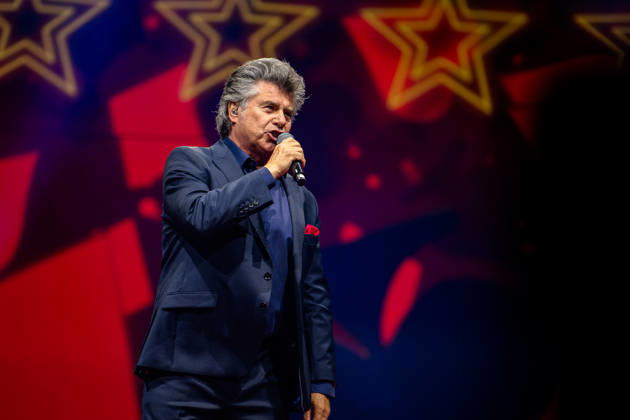 RECORD DATE NOT STATED Andy Borg singt bei der Schlagernacht des Jahres 2026 in der Kölner LANXESS arena vor einer Bühnenkulisse mit roten und blauen Farben sowie goldenen Sternen. Köln, Lanxess Arena NRW DE