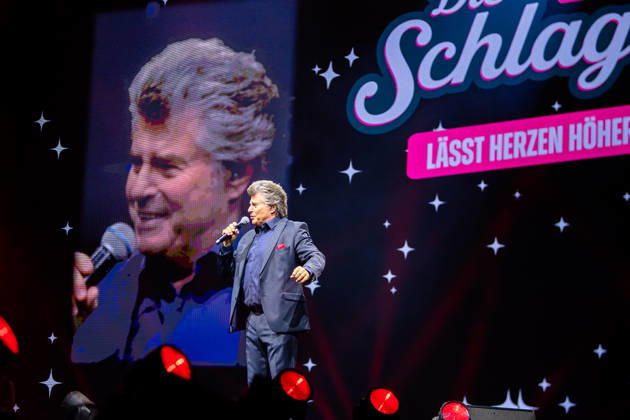 RECORD DATE NOT STATED Andy Borg singt auf der Bühne bei der Schlagernacht des Jahres in der Lanxess Arena Köln, im Hintergrund ist eine große Leinwand mit seinem Bild und einem Schriftzug zu sehen. Köln, Lanxess Arena NRW DE