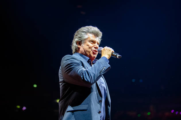Andy Borg singt mit Mikrofon während der Schlagernacht des Jahres 2026 in der Lanxess Arena Köln. NRW DE