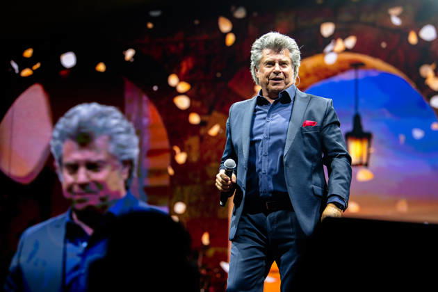 Andy Borg mit Mikrofon bei der Schlagernacht des Jahres in der Lanxess Arena Köln, Lanxess Arena. NRW DE