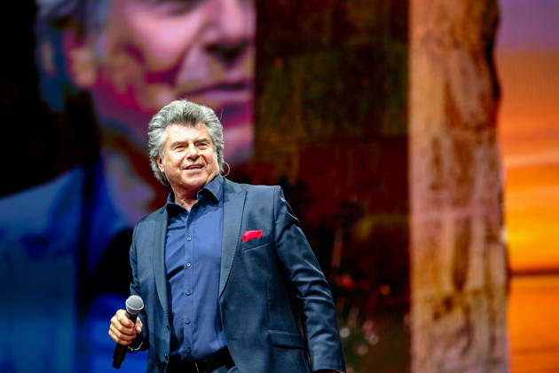 Andy Borg steht mit Mikrofon auf der Bühne und singt bei der Schlagernacht des Jahres 2026 in der Lanxess Arena Köln, Lanxess Arena NRW DE