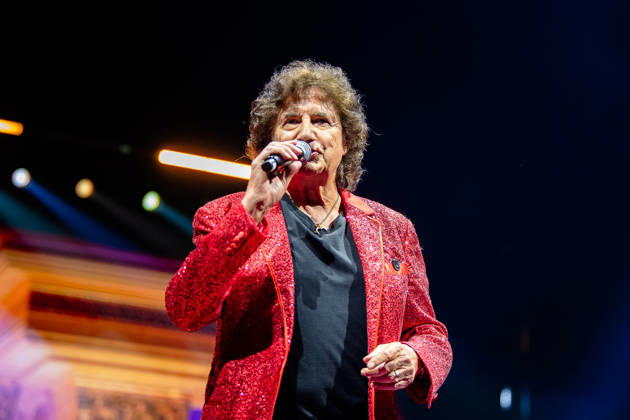 Olaf der Flipper im roten Glitzerjackett singt mit Mikrofon auf der Bühne bei der Schlagernacht des Jahres in der LANXESS arena in Köln. NRW DE