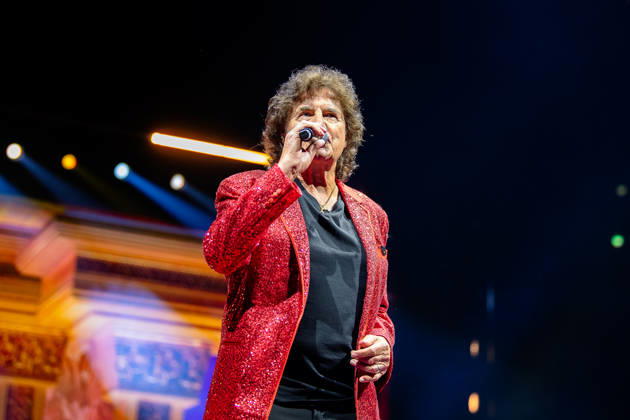 Olaf der Flipper in rotem Glitzer-Sakko hält ein Mikrofon auf der Bühne der LANXESS arena bei der Schlagernacht des Jahres 2026. Köln, Lanxess Arena, 09.05.2026 NRW DE