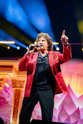 Olaf der Flipper singt mit Mikrofon und rotem Glitzer-Jackett auf der Bühne bei der Schlagernacht des Jahres 2026 in der LANXESS arena. Köln, Lanxess Arena, 09.05.2026 NRW DE