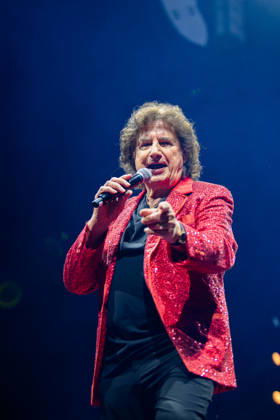 Olaf der Flipper singt auf der Bühne der Schlagernacht des Jahres 2026 in der LANXESS arena Köln in einem roten Pailletten-Sakko. Köln, Lanxess Arena, 09.05.2026 NRW DE