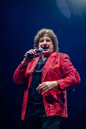Olaf der Flipper singt mit rotem, glitzerndem Sakko und Mikrofon auf der Bühne bei der Schlagernacht des Jahres in der Lanxess Arena. Köln, Lanxess Arena, 09.05.2026 NRW DE