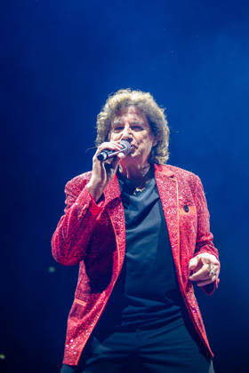 Olaf der Flipper singt in rotem Glitzerjackett bei der Schlagernacht des Jahres 2026 vor dunklem Bühnenhintergrund. Köln, Lanxess Arena, 09.05.2026 NRW DE