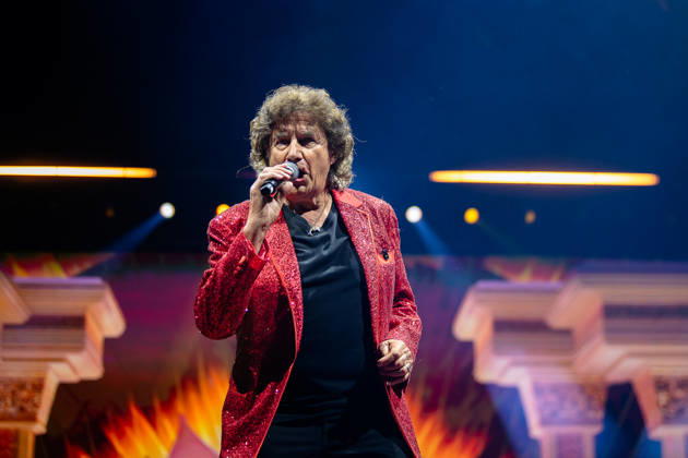 Olaf der Flipper performt live in einem roten Glitzer-Sakko auf der Bühne während der Schlagernacht des Jahres 2026. Köln, Lanxess Arena, 09.05.2026 NRW DE