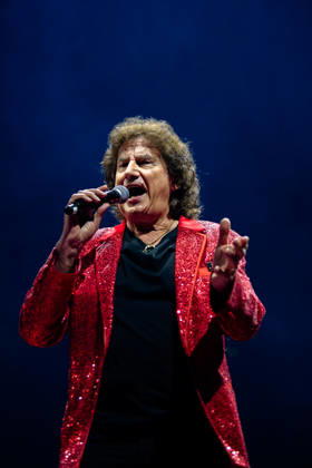 Olaf der Flipper singt in rotem Glitzerjackett und schwarzem Shirt bei der Schlagernacht des Jahres 2026. Köln, Lanxess Arena, 09.05.2026 NRW DE