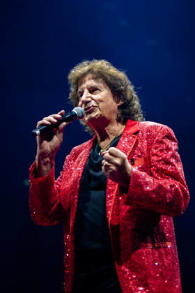 Olaf der Flipper singt in einem roten Pailletten-Jackett auf der Bühne der Schlagernacht des Jahres 2026 in der Lanxess Arena. Köln, Lanxess Arena, 09.05.2026 NRW DE