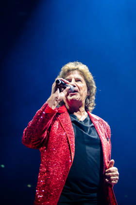 Olaf der Flipper singt in rotem Glitzerjackett auf der Bühne bei der Schlagernacht des Jahres in der Lanxess Arena. Köln, Lanxess Arena, 09.05.2026 NRW DE