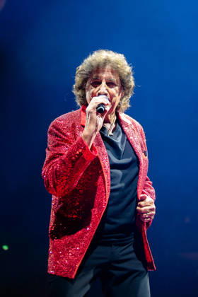Olaf der Flipper steht während der Schlagernacht des Jahres 2026 in der Kölner LANXESS arena auf der Bühne und hält ein Mikrofon in der Hand. Köln, Lanxess Arena, 09.05.2026 NRW DE