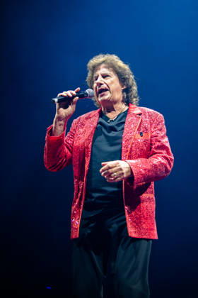 Olaf der Flipper steht während der Schlagernacht des Jahres 2026 in der Kölner LANXESS arena auf der Bühne und hält ein Mikrofon in der Hand. Köln, Lanxess Arena, 09.05.2026 NRW DE