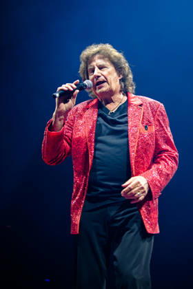 Olaf der Flipper steht während der Schlagernacht des Jahres 2026 in der Kölner LANXESS arena auf der Bühne und hält ein Mikrofon in der Hand. Köln, Lanxess Arena, 09.05.2026 NRW DE