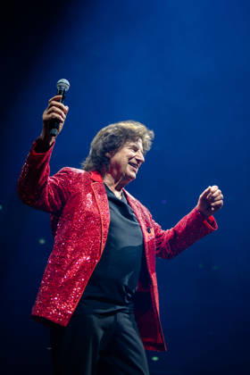 Olaf der Flipper steht während der Schlagernacht des Jahres 2026 in der Kölner LANXESS arena auf der Bühne und hält ein Mikrofon in der Hand. Köln, Lanxess Arena, 09.05.2026 NRW DE