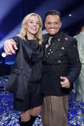 Kandidat Menowin Fröhlich - hier neben RTL-Programmchefin Inga Leschek - gewinnt das Finale der 22. Staffel der deutschen Gesangs-Castingshow Deutschland sucht den Superstar (DSDS) in den MMC-Studios. Köln, 09.05.2026 NRW Deutschland Copyright: xChristophxHardtx