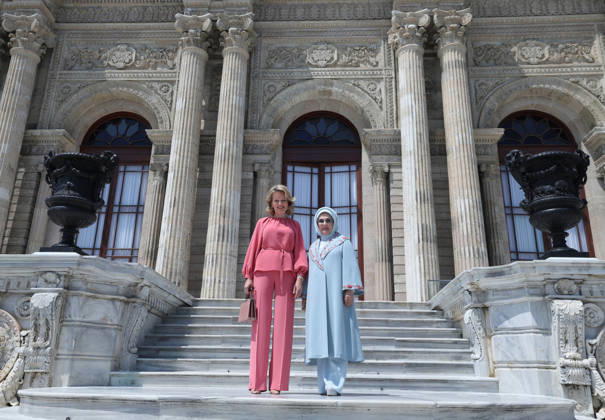 Turkish First Lady hosts Belgian Queen at Dolmabahce Palace ISTANBUL, TURKIYE - MAY 10: (----EDITORIAL USE ONLY - MANDATORY CREDIT - TURKISH PRESIDENCY MUSTAFA KAMACI HANDOUT - NO MARKETING NO ADVERTISING CAMPAIGNS - DISTRIBUTED AS A SERVICE TO CLIENTS----) Turkish First Lady Emine Erdogan (R) welcomes Queen Queen Mathilde (L) at Dolmabahce Palace in Istanbul, Turkiye, on May 10, 2026. Tur Presidency Mustafa Kamaci Handout Anadolu Istanbul Turkey. Editorial use only. Please get in touch for any other usage.  Copyright: x2026xAnadoluxTurxPresidencyx xMustafaxKamacix xHandoutx
