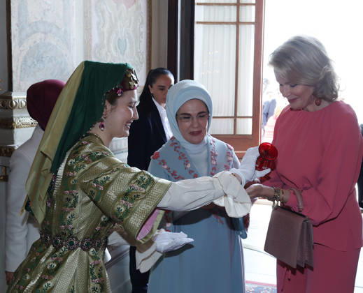 Turkish First Lady hosts Belgian Queen at Dolmabahce Palace ISTANBUL, TURKIYE - MAY 10: (----EDITORIAL USE ONLY - MANDATORY CREDIT - TURKISH PRESIDENCY MUSTAFA KAMACI HANDOUT - NO MARKETING NO ADVERTISING CAMPAIGNS - DISTRIBUTED AS A SERVICE TO CLIENTS----) Turkish First Lady Emine Erdogan (C) welcomes Queen Queen Mathilde (R) at Dolmabahce Palace in Istanbul, Turkiye, on May 10, 2026. Tur Presidency Mustafa Kamaci Handout Anadolu Istanbul Turkey. Editorial use only. Please get in touch for any other usage.  Copyright: x2026xAnadoluxTurxPresidencyx xMustafaxKamacix xHandoutx