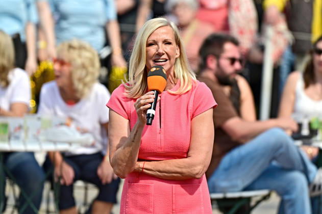 ZDF - Fernsehgarten. Moderatorin Andrea Kiwi Kiewel während der ZDF - Unterhaltungsshow Fernsehgarten am 10.05.2026 in Mainz. 20260510MWI120153