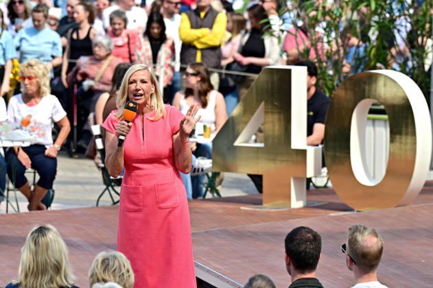 ZDF - Fernsehgarten. Moderatorin Andrea Kiwi Kiewel während der ZDF - Unterhaltungsshow Fernsehgarten am 10.05.2026 in Mainz. 20260510MWI120200