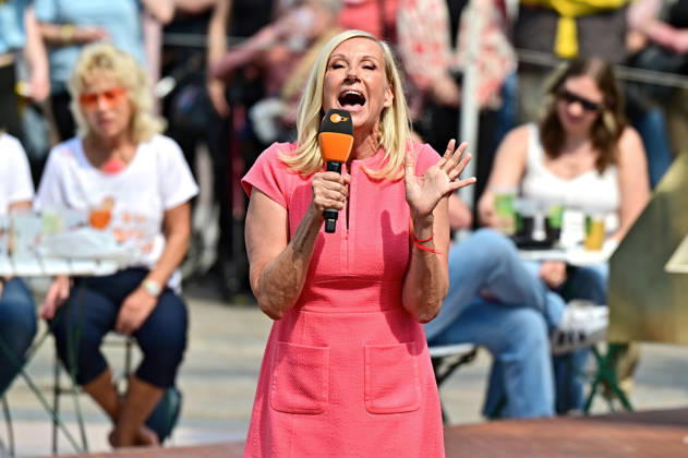 ZDF - Fernsehgarten. Moderatorin Andrea Kiwi Kiewel während der ZDF - Unterhaltungsshow Fernsehgarten am 10.05.2026 in Mainz. 20260510MWI120216