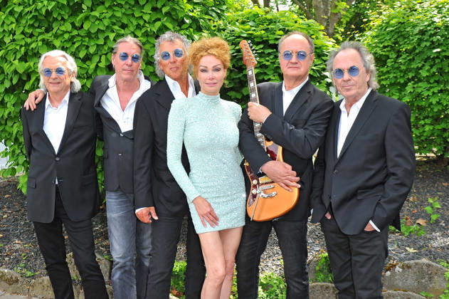 ZDF - Fernsehgarten. Hugo Egon Balder und The Bad Falling Bostels während der ZDF - Unterhaltungsshow Fernsehgarten am 10.05.2026 in Mainz. 20260510MWI120953