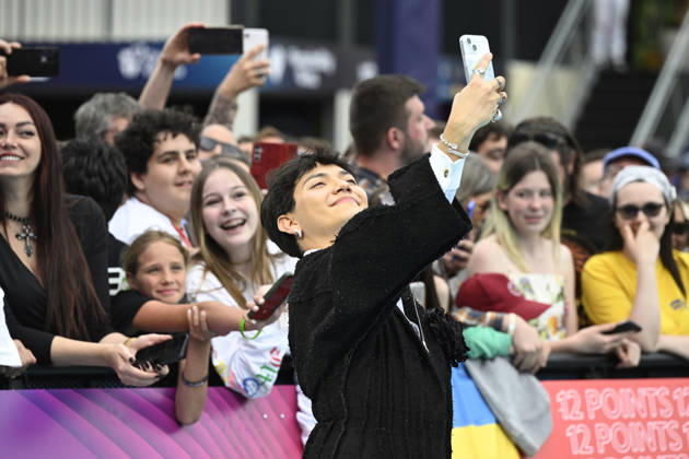 VIENNA, AUSTRIA 20260510 Last year s winner JJ from Austria on the turquoise carpet ahead of next week s semi finals and final of this year s Eurovision Song Contest ESC in Vienna, Austria WIEN AUSTRIA x10070x  Copyright: xJessicaxGow TTx EUROVISION 2026 TURQUOISE CARPET GIhq_MczJt4