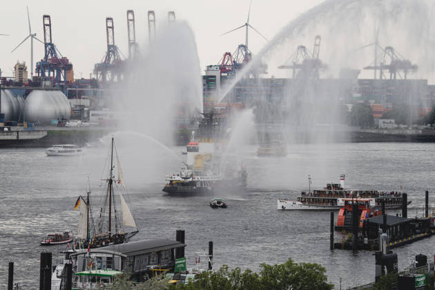 News Bilder des Tages Deutschland, Hamburg, Hamburger Hafen, Hafengeburtstag, Hamburg Hafengeburtstag, Elbe, Feuerlöschboot, Wasserfontänen, Hafenparade, Hafen Hamburg, Containerterminal, Hafenkräne, Schifffahrt, maritime Fotografie, Hafenpanorama, Barkassen, Wasserverkehr, Industriehafen, maritime Szene, Hafenbetrieb, Eventfotografie, Elbansicht, Traditionssegler, Segelschiff, Dampfschiff, Hafenrundfahrt, Werftindustrie, Küstenwache, maritimes Event, Tourismus Hamburg, Schiffsparade Copyright: xStefanxTrochax