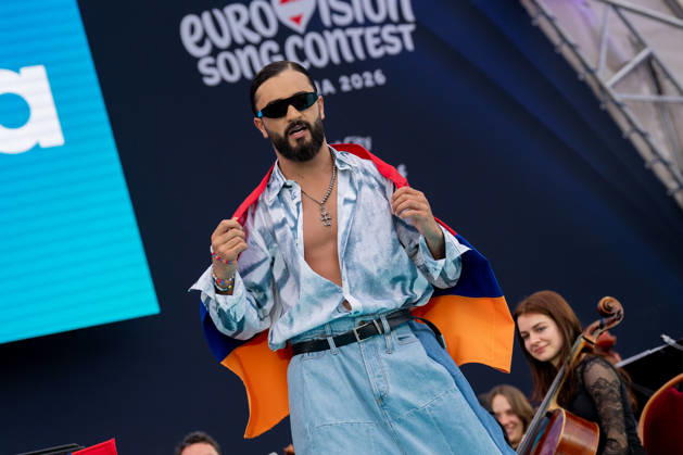 10.05.2026 - Europa, Österreich, Wien: Eröffnungszeremonie Turquoise Carpet Event des 70. Eurovision Song Contest 2026 am Rathausplatz; Simon mit dem Song Paloma Rumba für Armenien Copyright: xLUKAxKOLANOVICx