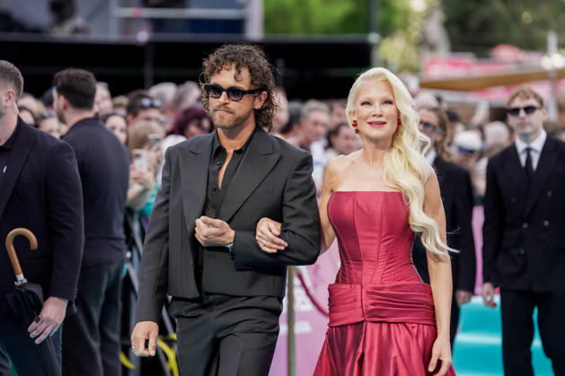 10.05.2026 - Europa, Österreich, Wien: Eröffnungszeremonie Turquoise Carpet Event des 70. Eurovision Song Contest 2026 am Rathausplatz; Linda Lampenius x Pete Parkkonen mit dem Song Liekinheitin für Finnland Copyright: xLUKAxKOLANOVICx