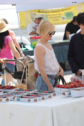 Celebrities enjoy the warm day on a quiet weekend while shopping at the Farmers Market Featuring: Selma Blair Where: Studio City, California , United States When: 10 May 2026 Credit: H2Y INSTARimages EDITORIAL USE ONLY. NOT FOR USE BY NEWSPAPERS BASED IN THE UK. Copyright: xx instar55678713