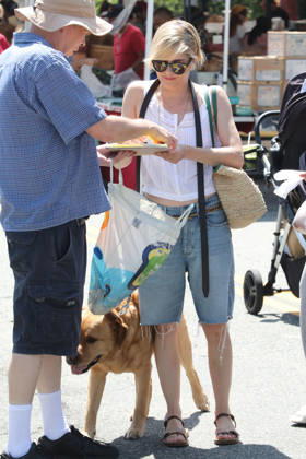 Celebrities enjoy the warm day on a quiet weekend while shopping at the Farmers Market Featuring: Selma Blair Where: Studio City, California , United States When: 10 May 2026 Credit: H2Y INSTARimages EDITORIAL USE ONLY. NOT FOR USE BY NEWSPAPERS BASED IN THE UK. Copyright: xx instar55678717