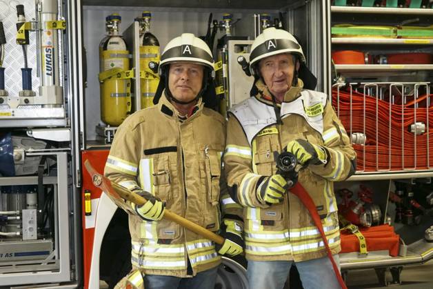 CNTV KRUEGER- Mike Krueger Schauspieler und Hinnerk Baumgarten NDR Moderator Feuerwehr Montur Schutzhelm Axt und Feuerwehrschlauch zu Gast als Unterstuetzer der Kampagne Respekt fuer Retter mit der Freiwilligen Feuerwehr Bargfeld-Stegen in der Feuerwehr Wache am 11.05.2026 in Bargfeld-Stegen Gemeinde im Kreis Stormarn in Schleswig-Holstein Schleswig-Holstein Deutschland