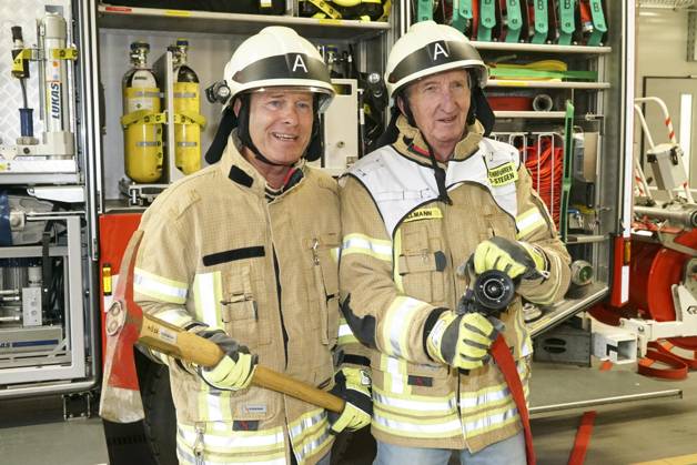 CNTV KRUEGER- Mike Krueger Schauspieler und Hinnerk Baumgarten NDR Moderator Feuerwehr Montur Schutzhelm Axt und Feuerwehrschlauch zu Gast als Unterstuetzer der Kampagne Respekt fuer Retter mit der Freiwilligen Feuerwehr Bargfeld-Stegen in der Feuerwehr Wache am 11.05.2026 in Bargfeld-Stegen Gemeinde im Kreis Stormarn in Schleswig-Holstein Schleswig-Holstein Deutschland