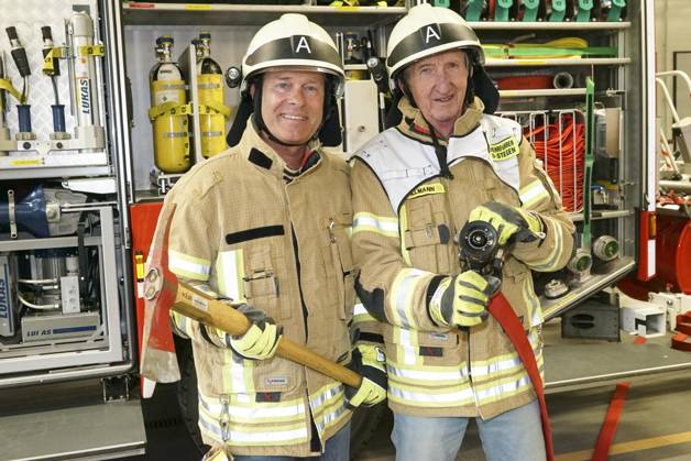 CNTV KRUEGER- Mike Krueger Schauspieler und Hinnerk Baumgarten NDR Moderator Feuerwehr Montur Schutzhelm Axt und Feuerwehrschlauch zu Gast als Unterstuetzer der Kampagne Respekt fuer Retter mit der Freiwilligen Feuerwehr Bargfeld-Stegen in der Feuerwehr Wache am 11.05.2026 in Bargfeld-Stegen Gemeinde im Kreis Stormarn in Schleswig-Holstein Schleswig-Holstein Deutschland
