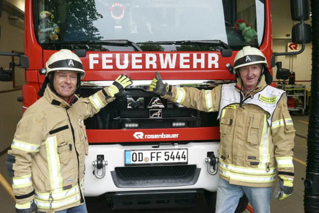 CNTV KRUEGER- Mike Krueger Schauspieler und Hinnerk Baumgarten NDR Moderator Feuerwehr Montur Schutzhelm Axt und Feuerwehrschlauch zu Gast als Unterstuetzer der Kampagne Respekt fuer Retter mit der Freiwilligen Feuerwehr Bargfeld-Stegen in der Feuerwehr Wache am 11.05.2026 in Bargfeld-Stegen Gemeinde im Kreis Stormarn in Schleswig-Holstein Schleswig-Holstein Deutschland