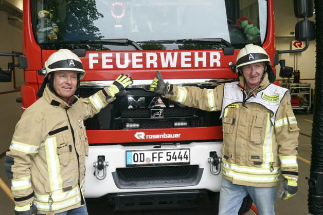 CNTV KRUEGER- Mike Krueger Schauspieler und Hinnerk Baumgarten NDR Moderator Feuerwehr Montur Schutzhelm Axt und Feuerwehrschlauch zu Gast als Unterstuetzer der Kampagne Respekt fuer Retter mit der Freiwilligen Feuerwehr Bargfeld-Stegen in der Feuerwehr Wache am 11.05.2026 in Bargfeld-Stegen Gemeinde im Kreis Stormarn in Schleswig-Holstein Schleswig-Holstein Deutschland