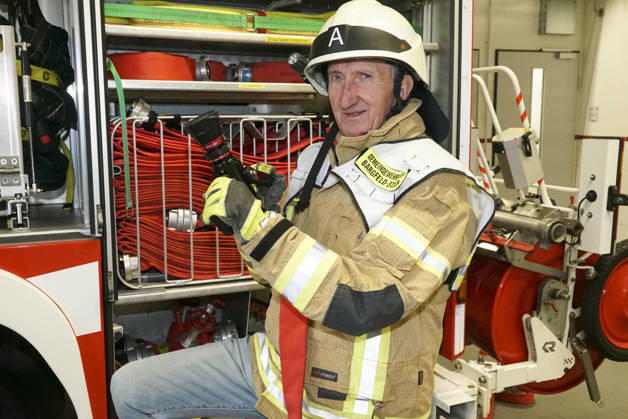 CNTV KRUEGER- Mike Krueger Schauspieler Feuerwehr Montur Schutzhelm Feuerwehrschlauch zu Gast als Unterstuetzer der Kampagne Respekt fuer Retter mit der Freiwilligen Feuerwehr Bargfeld-Stegen in der Feuerwehr Wache am 11.05.2026 in Bargfeld-Stegen Gemeinde im Kreis Stormarn in Schleswig-Holstein Schleswig-Holstein Deutschland