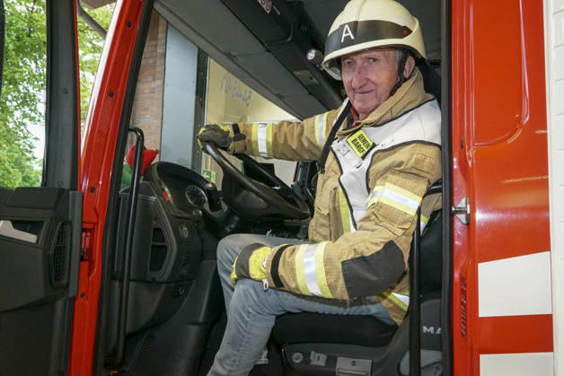 CNTV KRUEGER- Mike Krueger Schauspieler Feuerwehr Montur Schutzhelm als Fahrer zu Gast als Unterstuetzer der Kampagne Respekt fuer Retter mit der Freiwilligen Feuerwehr Bargfeld-Stegen in der Feuerwehr Wache am 11.05.2026 in Bargfeld-Stegen Gemeinde im Kreis Stormarn in Schleswig-Holstein Schleswig-Holstein Deutschland