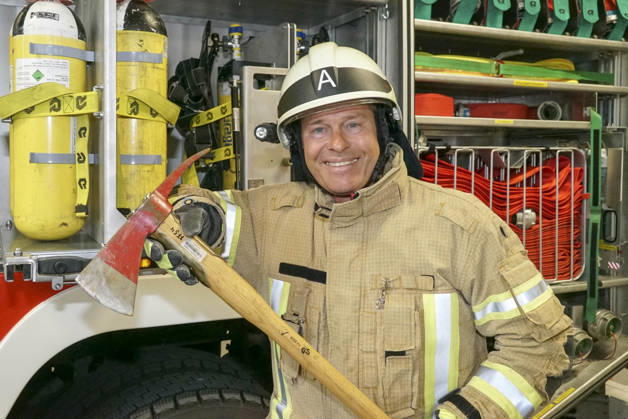 CNTV KRUEGER- Hinnerk Baumgarten NDR Moderator Feuerwehr Montur Schutzhelm Axt zu Gast als Unterstuetzer der Kampagne Respekt fuer Retter mit der Freiwilligen Feuerwehr Bargfeld-Stegen in der Feuerwehr Wache am 11.05.2026 in Bargfeld-Stegen Gemeinde im Kreis Stormarn in Schleswig-Holstein Schleswig-Holstein Deutschland