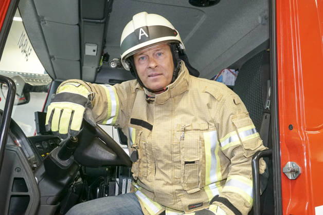CNTV KRUEGER- Hinnerk Baumgarten NDR Moderator Feuerwehr Montur Schutzhelm Axt zu Gast als Unterstuetzer der Kampagne Respekt fuer Retter mit der Freiwilligen Feuerwehr Bargfeld-Stegen in der Feuerwehr Wache am 11.05.2026 in Bargfeld-Stegen Gemeinde im Kreis Stormarn in Schleswig-Holstein Schleswig-Holstein Deutschland