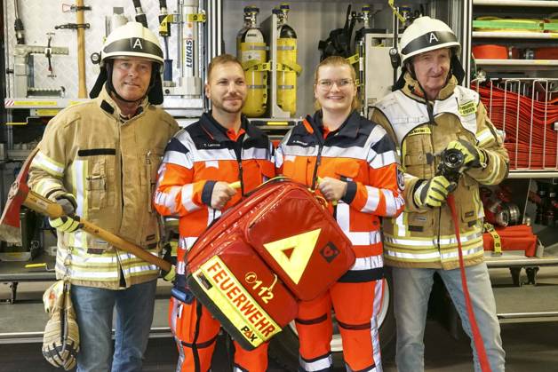 CNTV KRUEGER- Mike Krueger Schauspieler und Hinnerk Baumgarten NDR Moderator Feuerwehr Montur Schutzhelm Axt und Feuerwehrschlauch zu Gast als Unterstuetzer der Kampagne Respekt fuer Retter mit der Freiwilligen Feuerwehr Bargfeld-Stegen in der Feuerwehr Wache am 11.05.2026 in Bargfeld-Stegen Gemeinde im Kreis Stormarn in Schleswig-Holstein Schleswig-Holstein Deutschland
