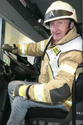 CNTV KRUEGER- Mike Krueger Schauspieler Feuerwehr Montur Schutzhelm als Fahrer zu Gast als Unterstuetzer der Kampagne Respekt fuer Retter mit der Freiwilligen Feuerwehr Bargfeld-Stegen in der Feuerwehr Wache am 11.05.2026 in Bargfeld-Stegen Gemeinde im Kreis Stormarn in Schleswig-Holstein Schleswig-Holstein Deutschland
