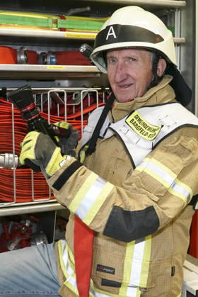 CNTV KRUEGER- Mike Krueger Schauspieler Feuerwehr Montur Schutzhelm Feuerwehrschlauch zu Gast als Unterstuetzer der Kampagne Respekt fuer Retter mit der Freiwilligen Feuerwehr Bargfeld-Stegen in der Feuerwehr Wache am 11.05.2026 in Bargfeld-Stegen Gemeinde im Kreis Stormarn in Schleswig-Holstein Schleswig-Holstein Deutschland
